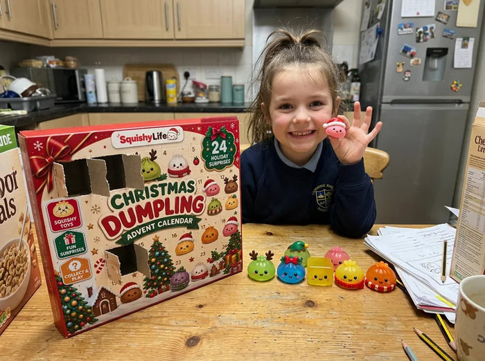 Niña mostrando su colección de squishies junto al calendario Squishy Life